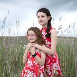 Dres Milly Minis Girl’s Hibiscus Print! Size 12, Red, pink, yellow and white.